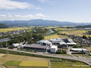 遠く連なる峰々には菊水を大きく包んでくれる二王子岳が。